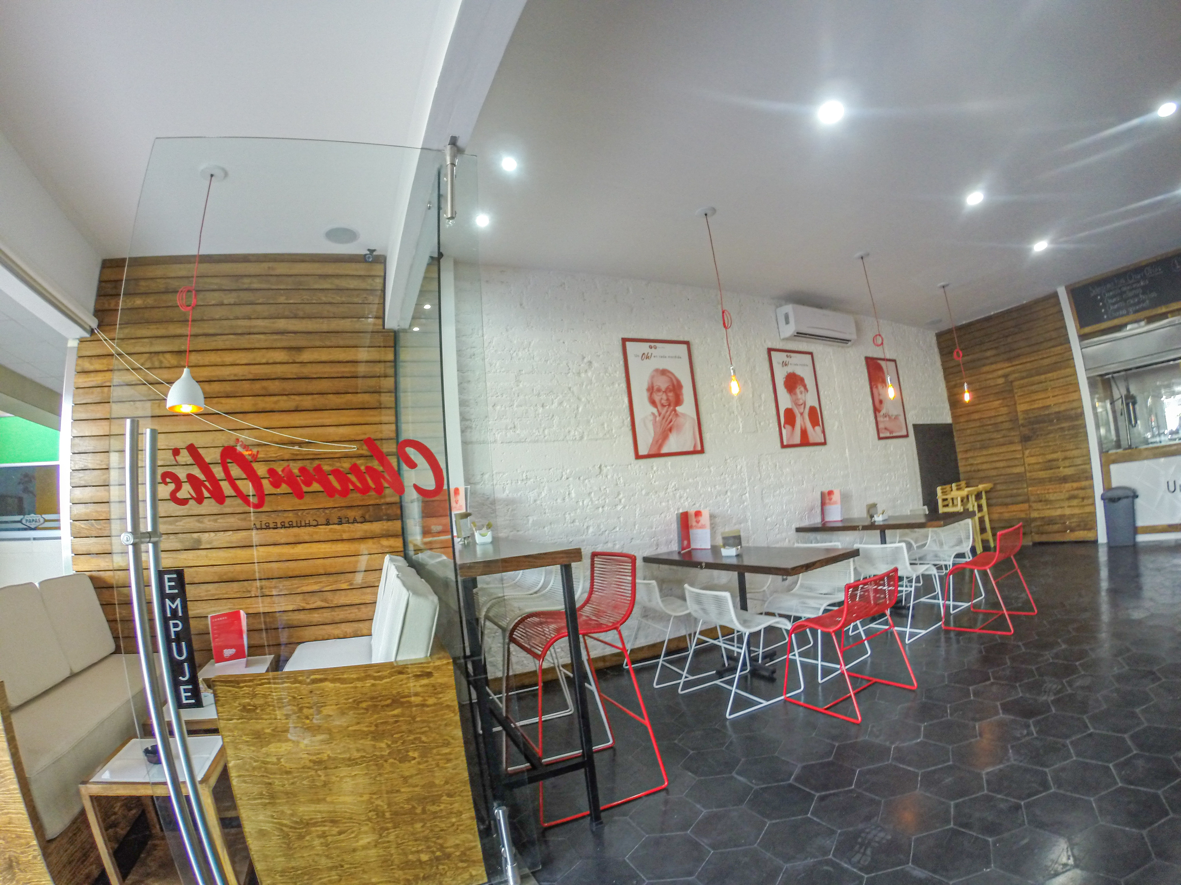 Vista general interior de churrería con área de servicio y decoración en madera, acabados Fer Et Ciment Guanajuato